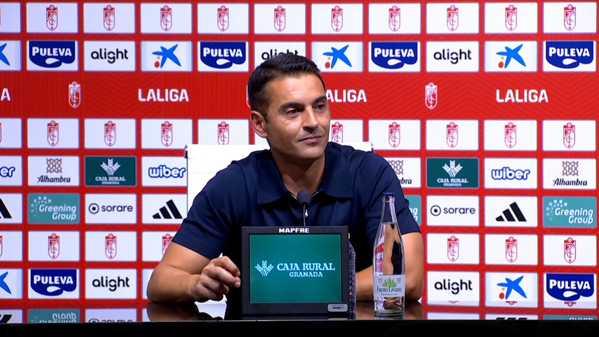 Francisco en la rueda de prensa tras ganar en Los Cármenes.