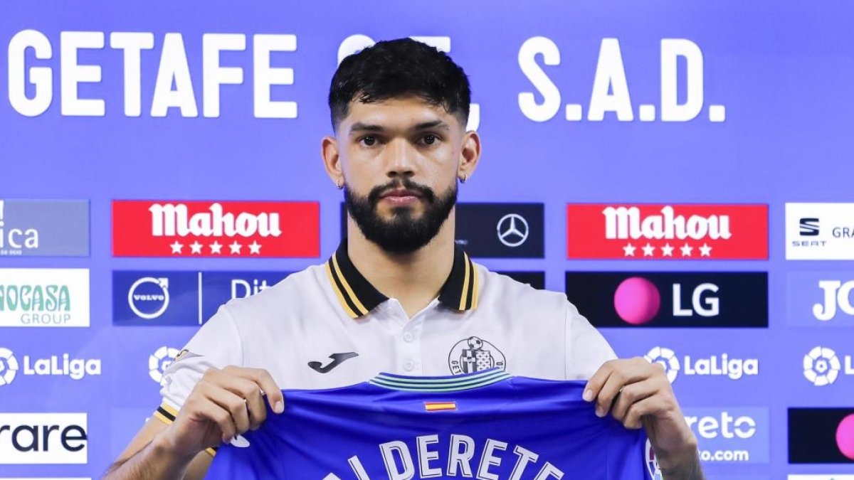 Omar Alderete en su presentación con el Getafe la pasada temporada.