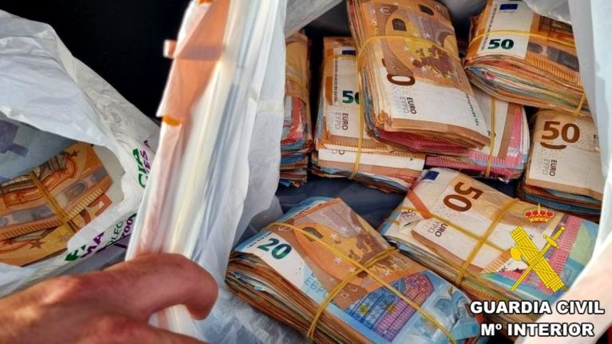 Imagen de la Guardia Civil del dinero incautado.