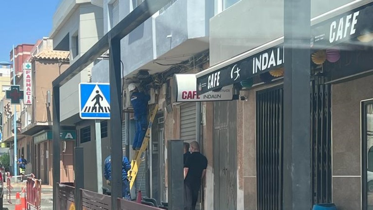 Un bar de Regiones durante uno de los cierres estos días de feria por los cortes de luz.