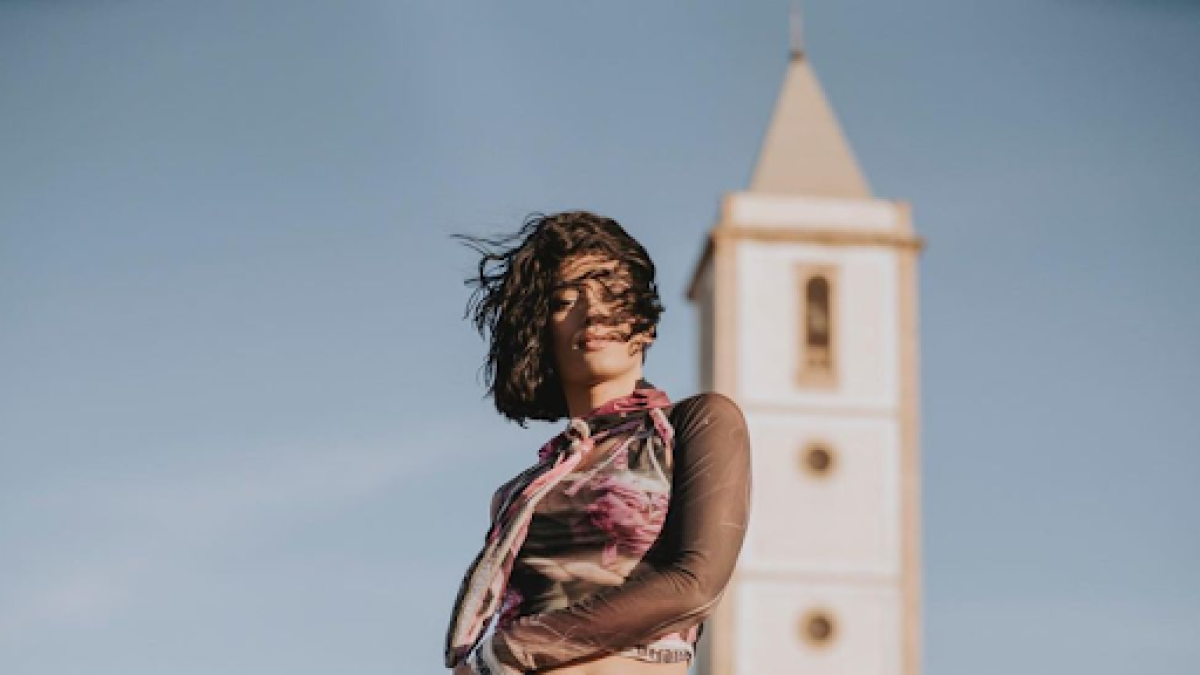 Chanel frente a la iglesia de Las Salinas.