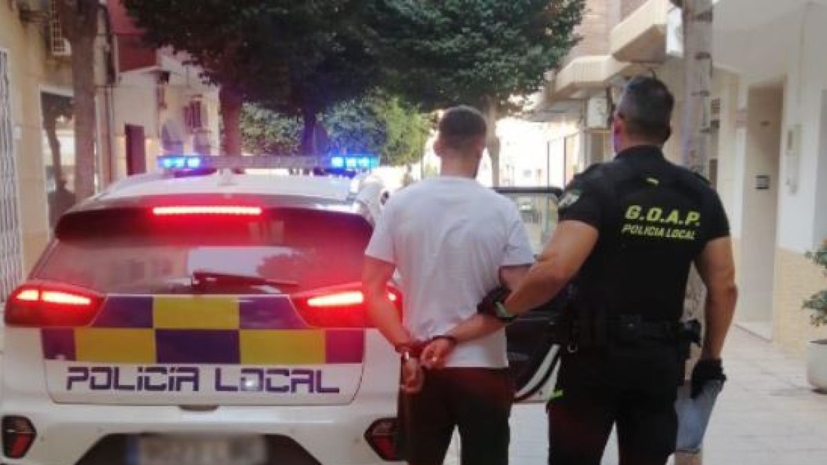 Agentes de Policía Local con el ciudadano albanés detenido.