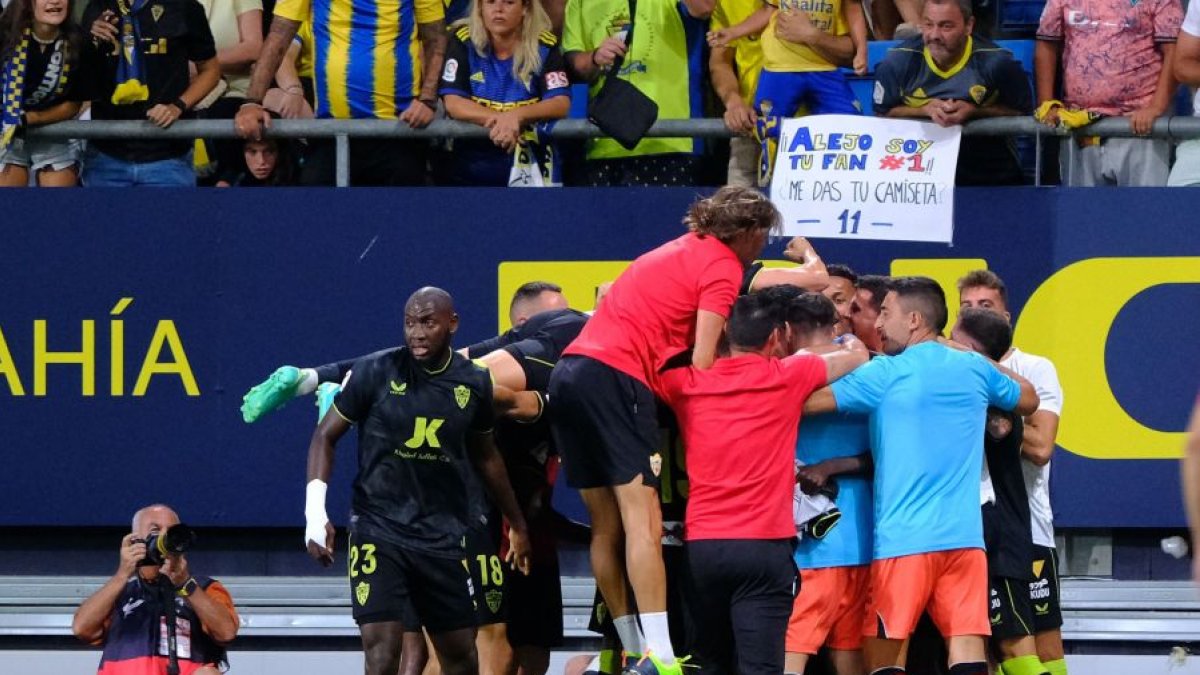 Pendín salta sobre la piña del Almería celebrando el gol de Kaiky.