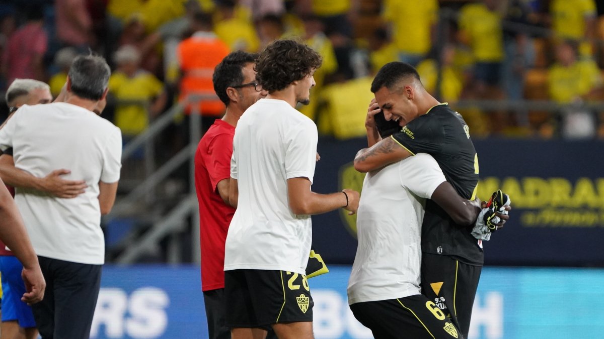 Kaiky Fernandes abrazándose a los compañeros después del empate en Cádiz.