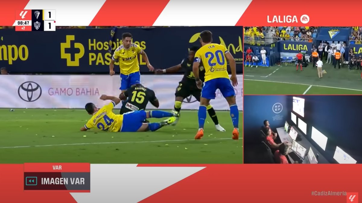 El VAR intervino en el descuento por esta entrada de San Emeterio a Ramazani.