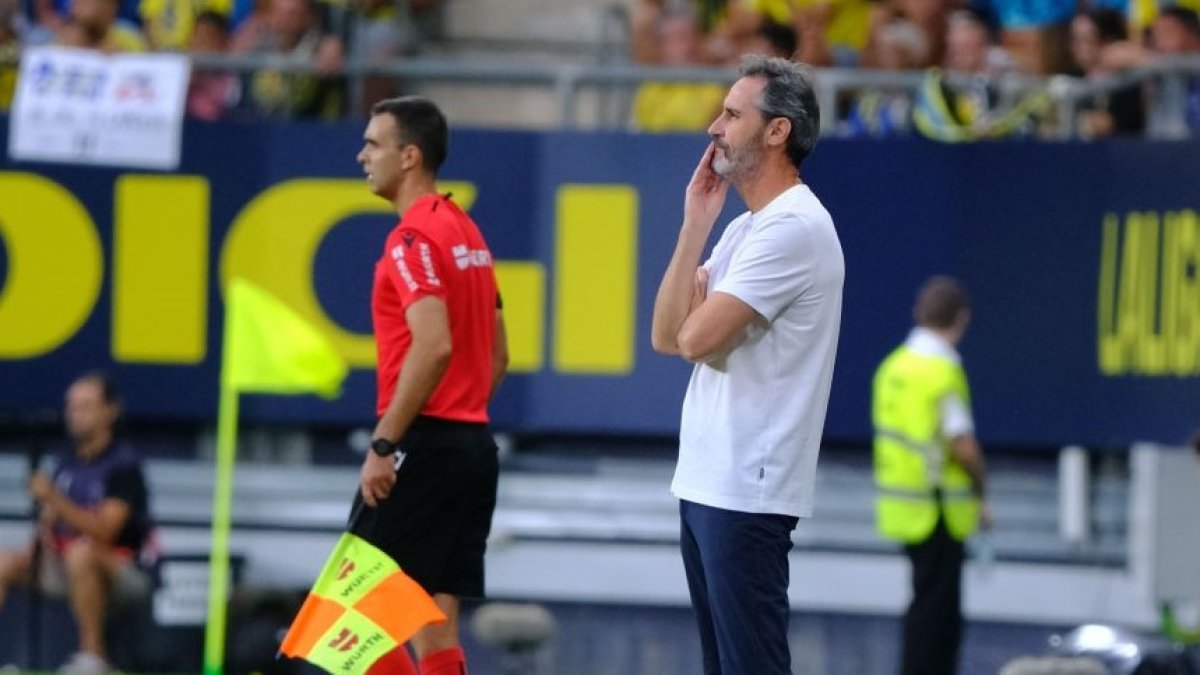 El técnico valenciano pensativo durante el partido en Cádiz.