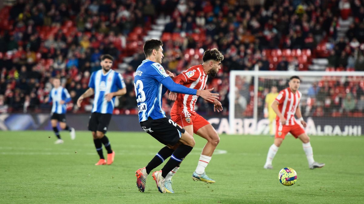 César Montes presiona a Arnau Puigmal en el Almería-Espanyol de la pasada temporada en el Estadio de los Juegos Mediterráneos.