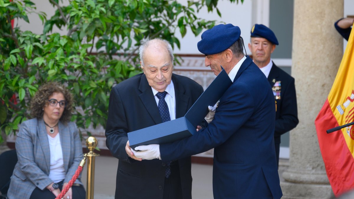 Joaquín Tapia recibe una placa de manos del coronel Soriano