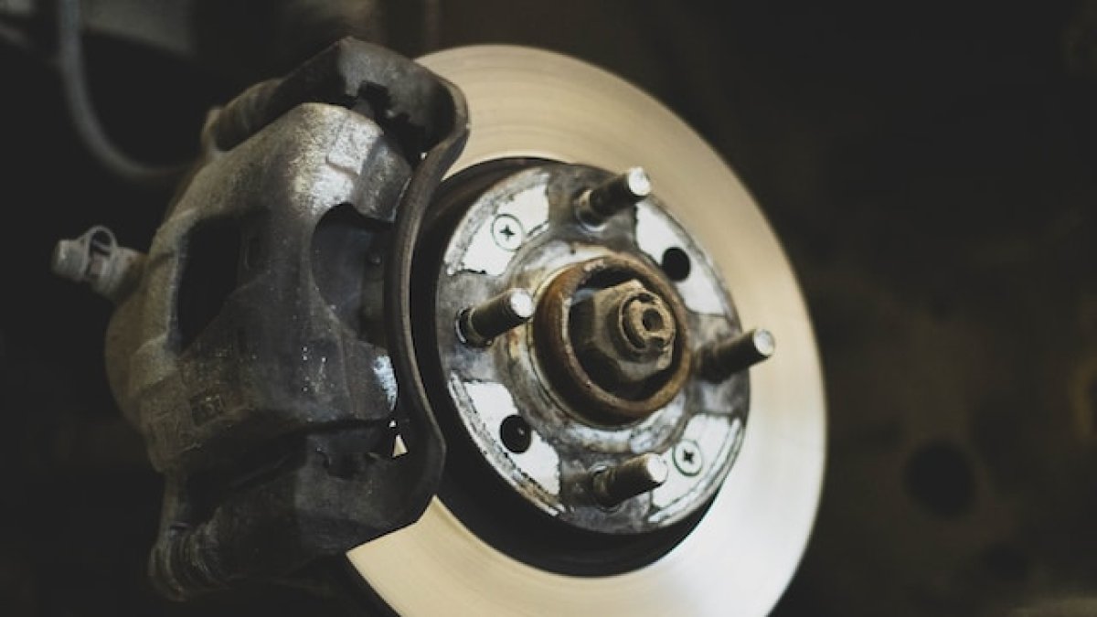 Las pinzas de freno son componentes integrales en el sistema de frenado de un vehículo.