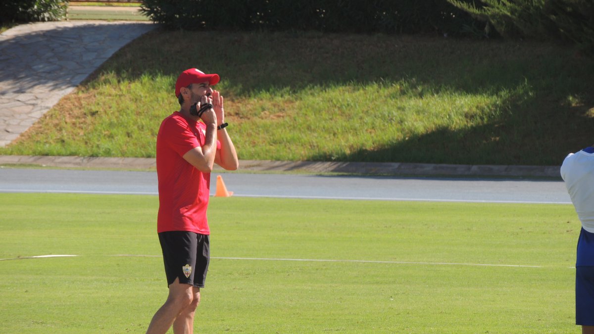 Vicente Moreno dando instrucciones en el Anexo.