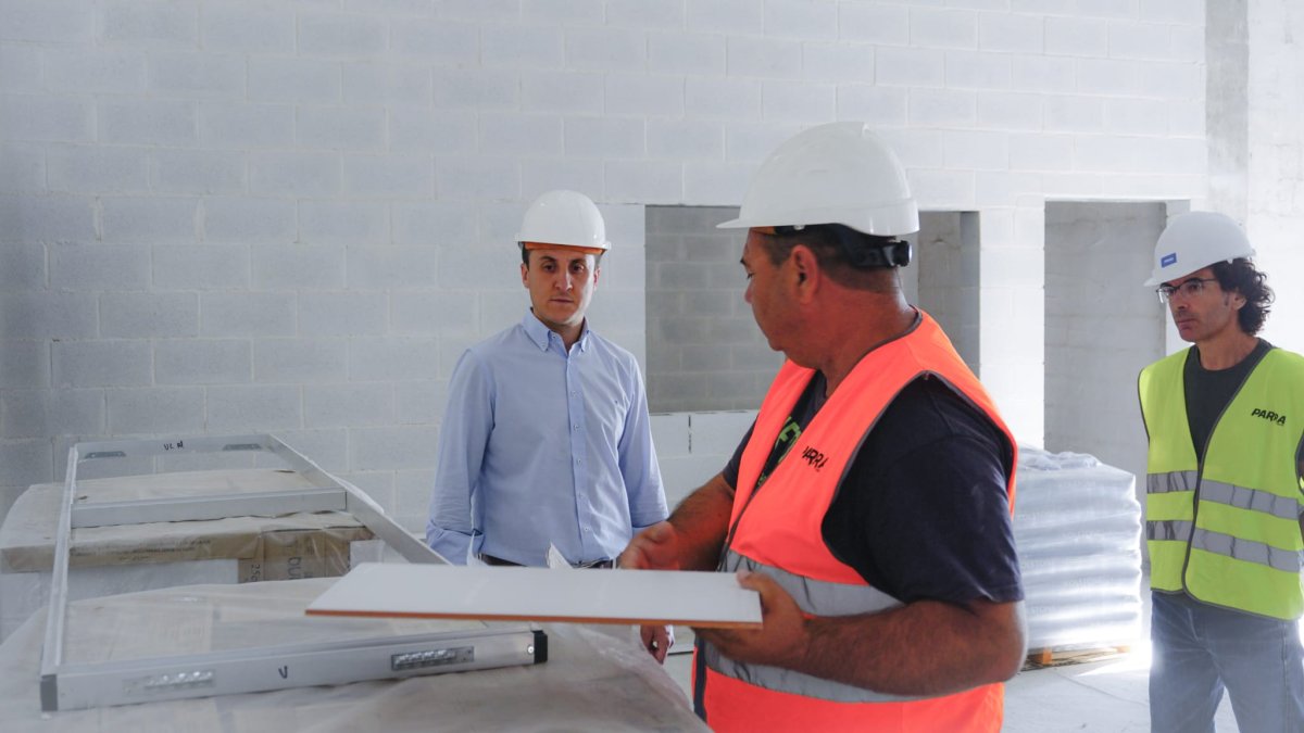 El alcalde de Vera supervisa las obras del nuevo centro Polivalente.