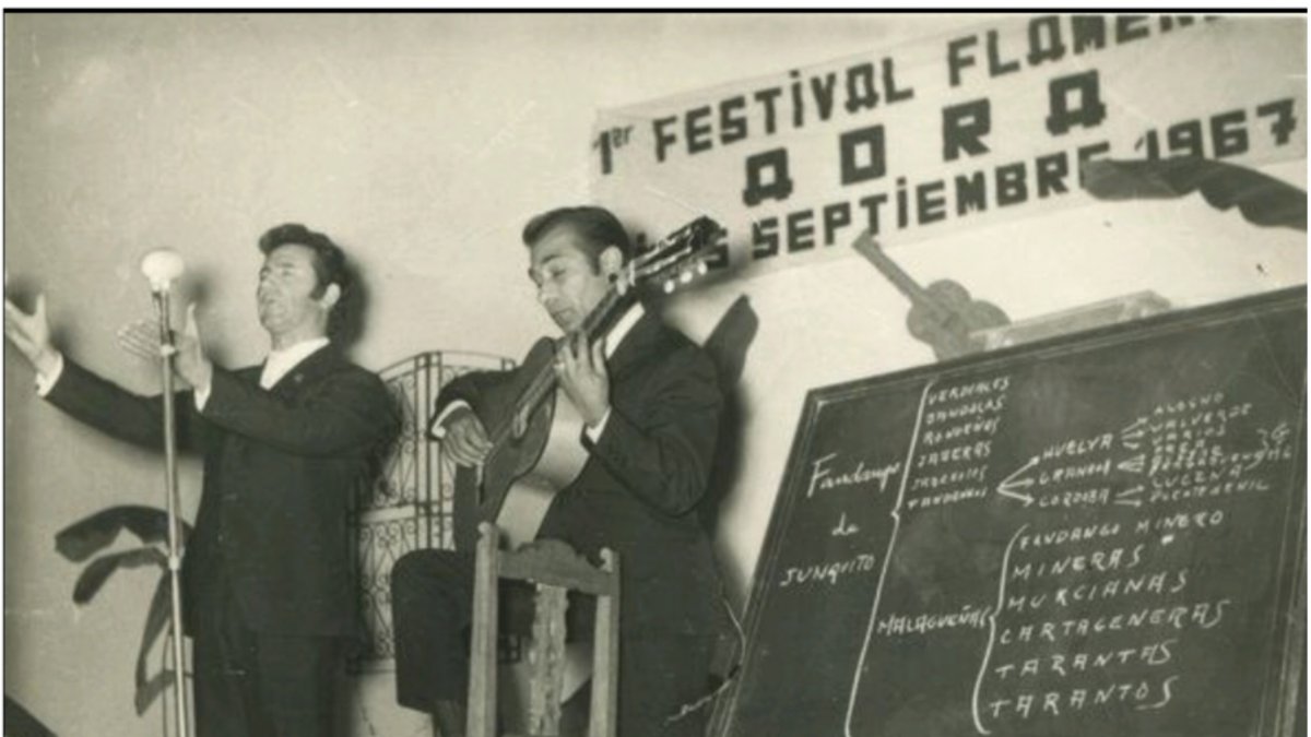 Fosforito y Juan Carmona Habichuela a la guitarra, en el primer festival abderitano en 1967.