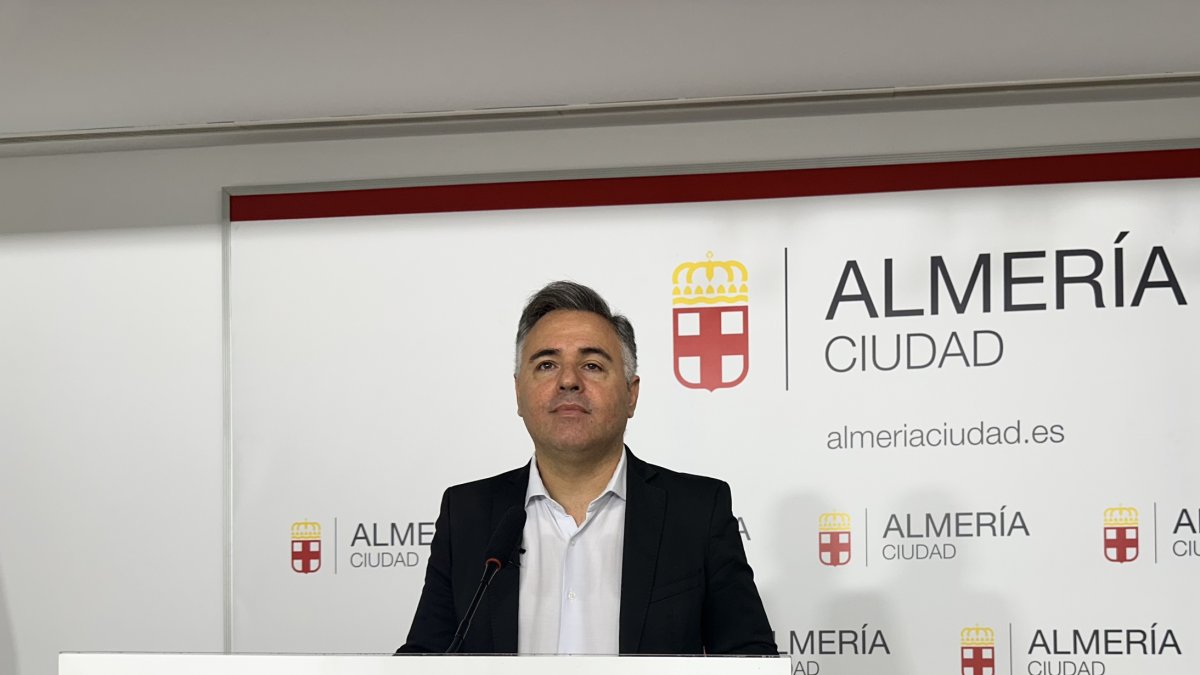 Antonio Ruano durante el balance del PSOE sobre la Feria de Almería 2023.