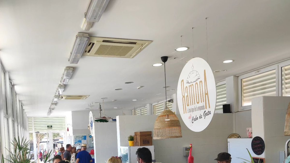 La tienda de Cabo de Gata abarrotada de gente / Imagen de la página oficial de Facebook de Ramona La Boutique de la Empanada