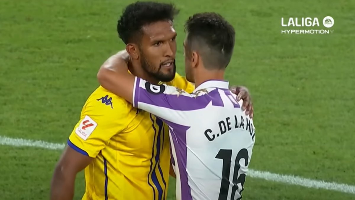 Dos grandes de la historia del Almería: Dyego Sousa y César de la Hoz se abrazan en Valladolid.