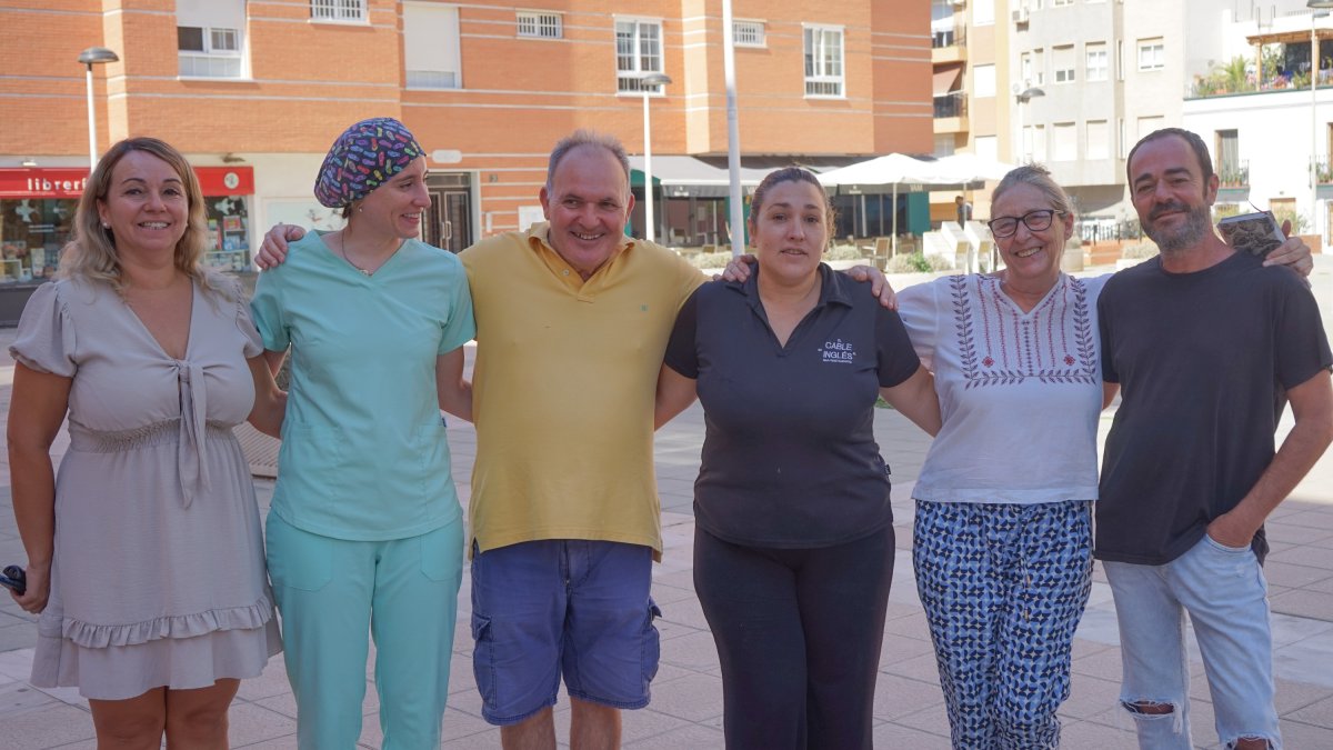 Maica, Marta, Gerardo, María, Belén y Miguel Ángel, representantes de algunos de los negocios que hay en torno a la Plaza Balneario San Miguel. (