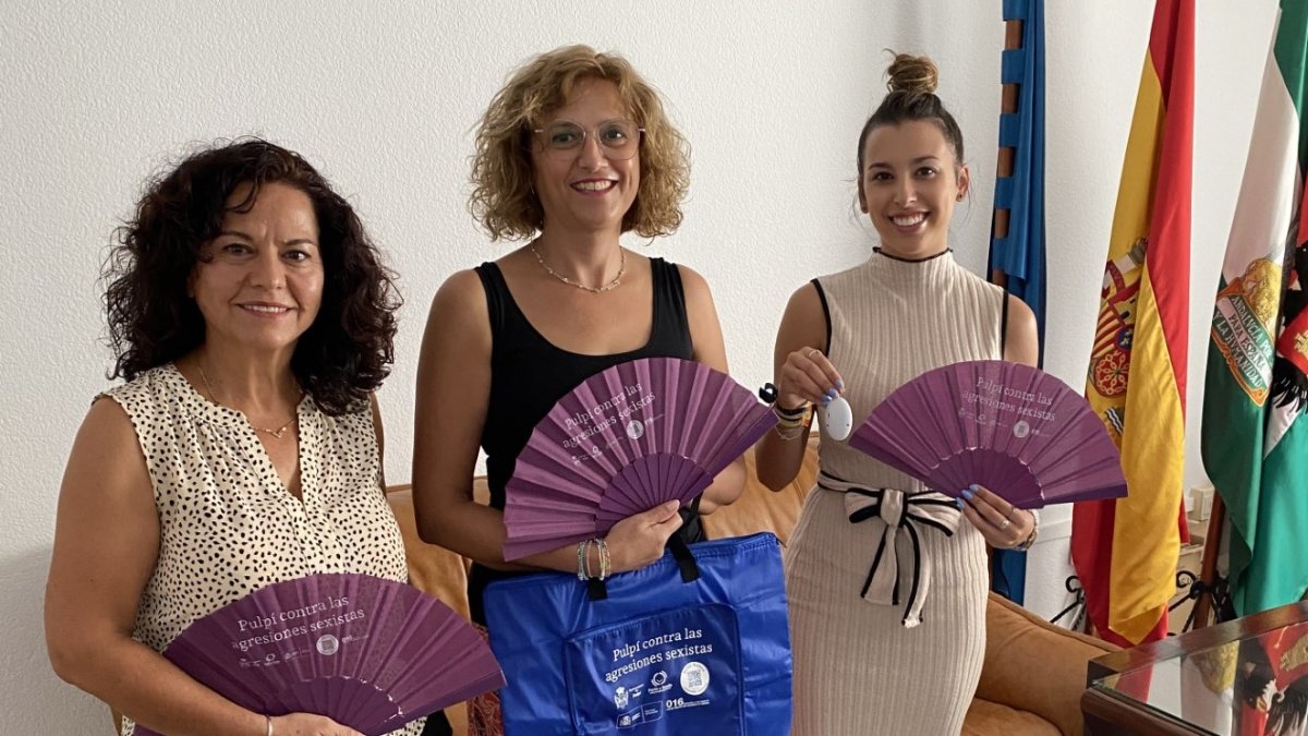 Concejalas del Ayuntamiento de Pulpí con la campaña contra las Agresiones Sexistas.