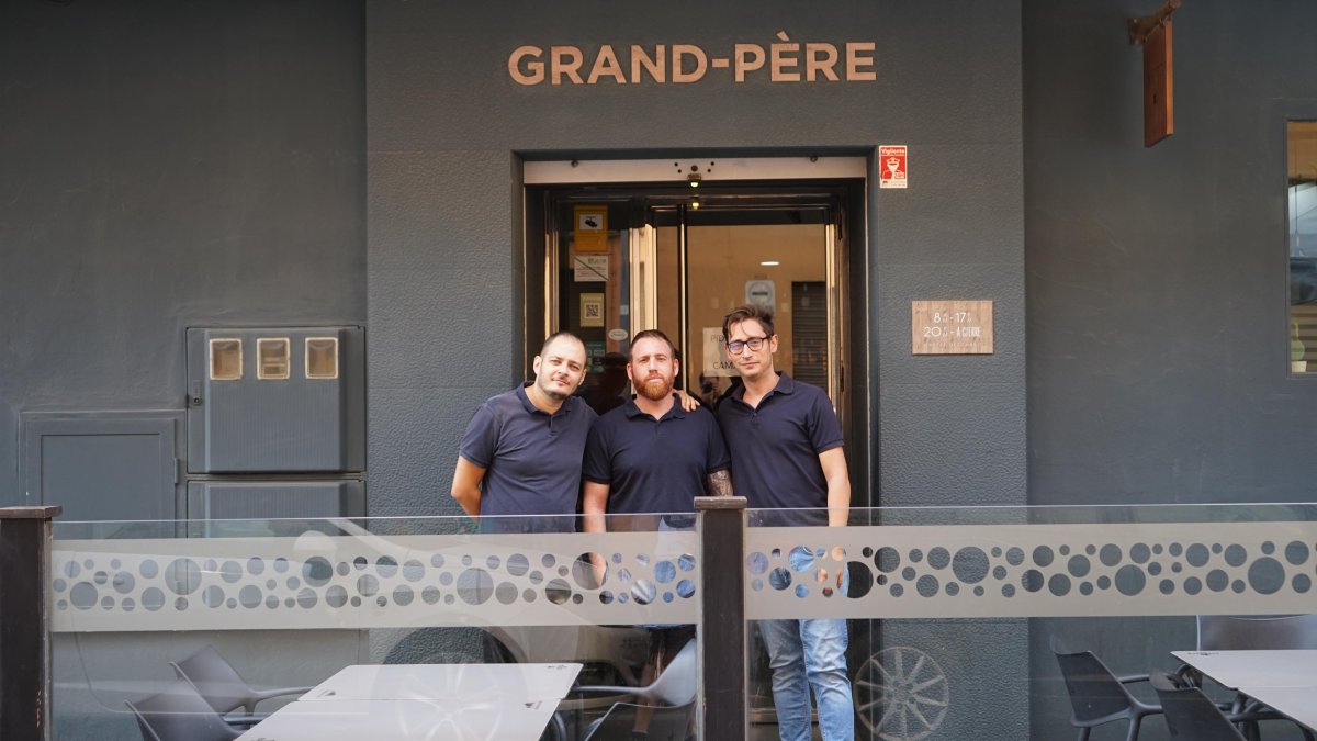 Jonathan Baeza, Jesús Muñoz y Gaspar Navarro, en la puerta del Grand Père.