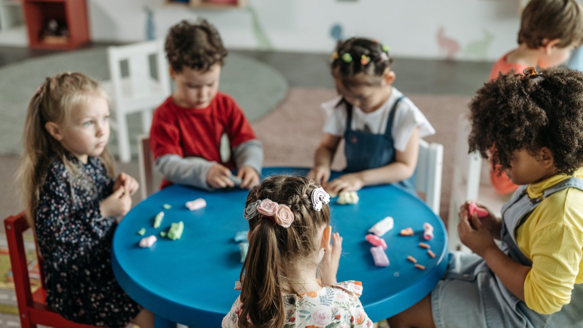 El aula de clase es el espacio donde más tiempo permanece sentado el alumnado. Pexels.