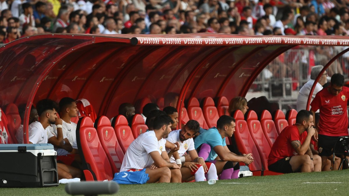 Melero en el banquillo sin poder ayudar a sus compañeros.