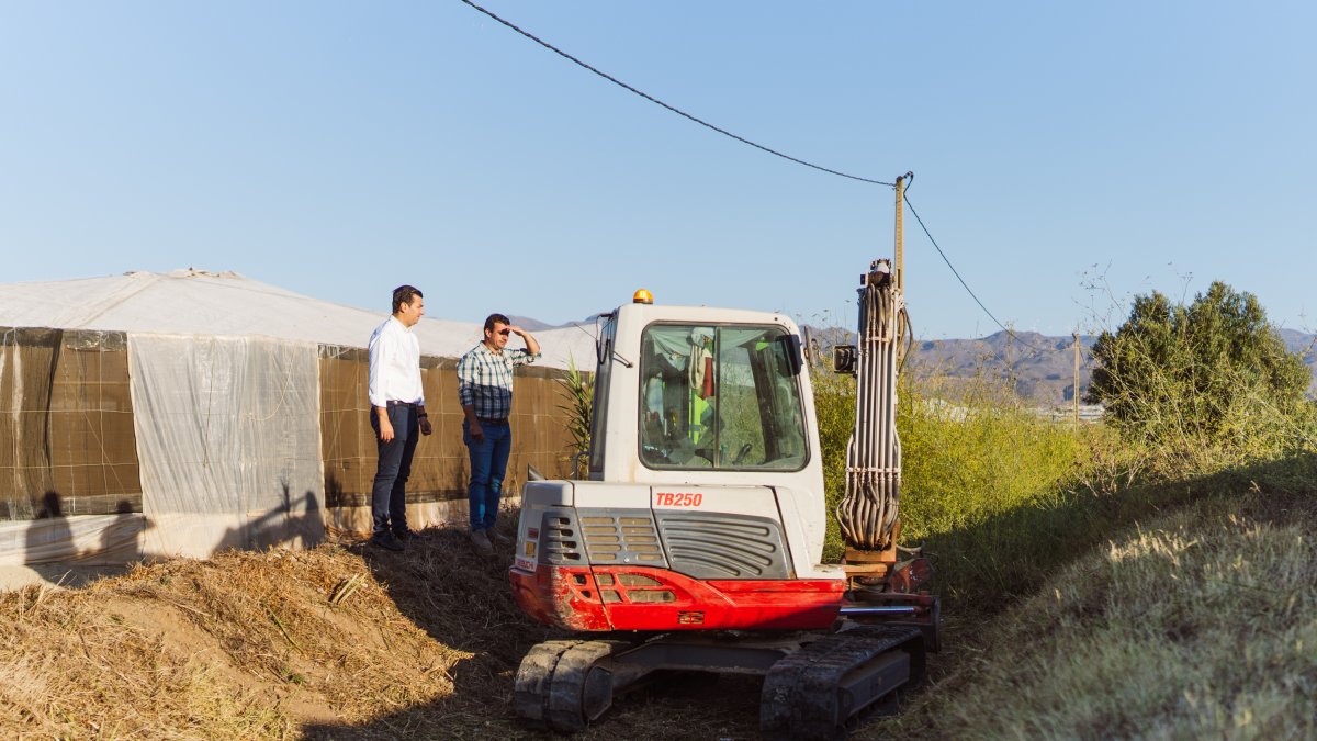 El alcalde de Níjar supervisando los trabajos.