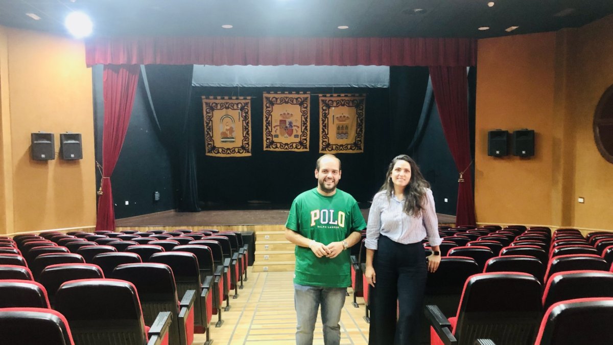 El concejal de Cultura, Juan Domingo Navarro junto a la teniente alcalde Luisa Granero en la sala.