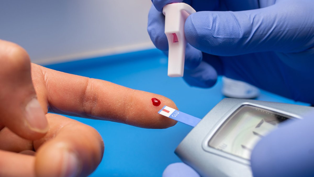 Análisis de sangre para medir la glucosa en sangre.