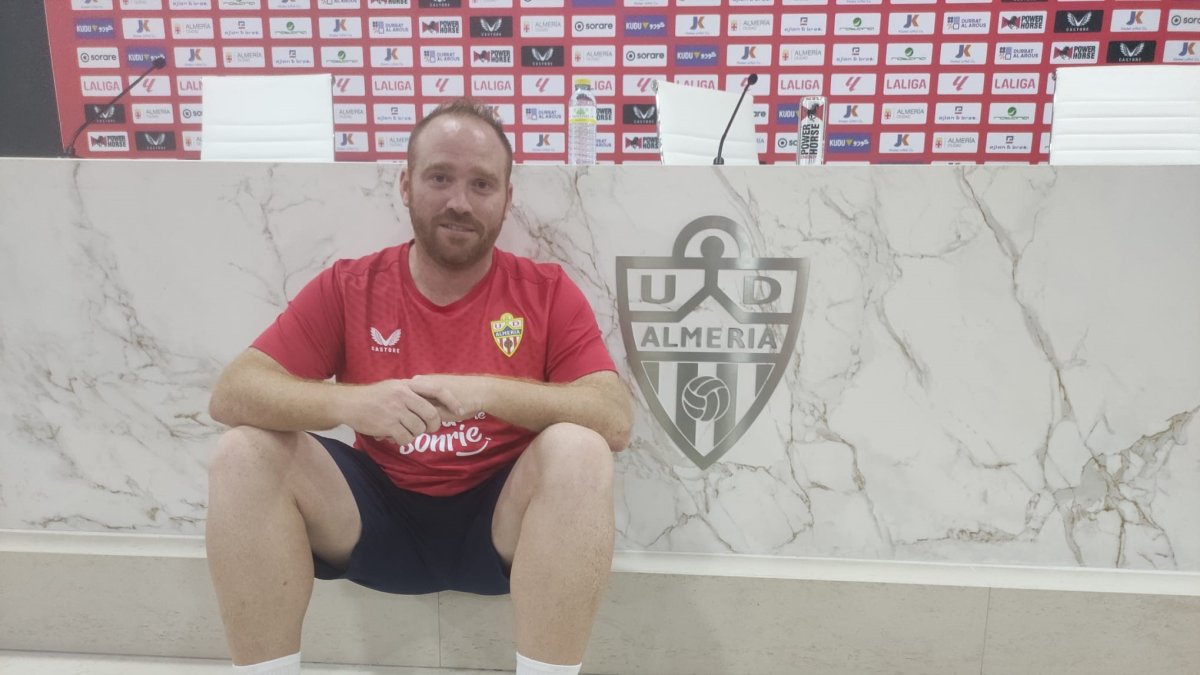 Pedro López posando para LA VOZ en la sala de prensa del Estadio de los Juegos Mediterráneos.