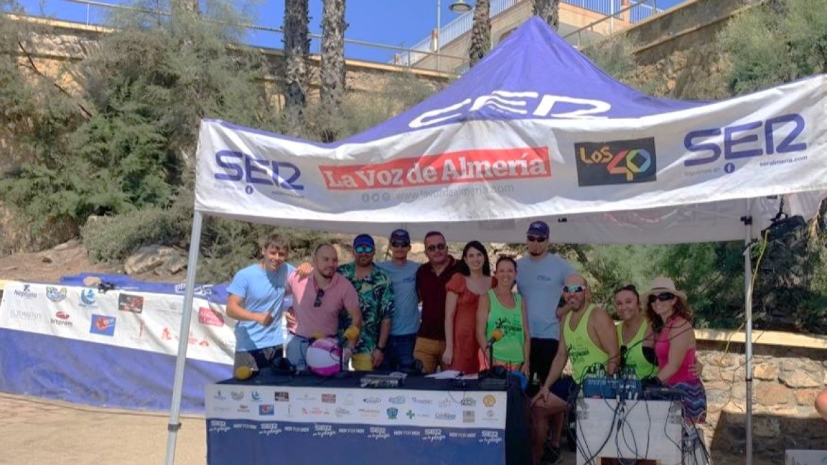 El equipo de SER en la Playa se despide del Hoy por Hoy desde la costa.