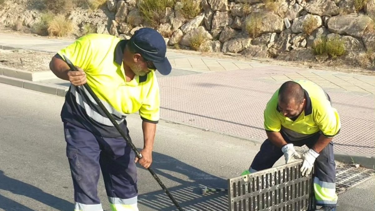Limpieza de imbornales ante la lluvia en el municipio de Vera.