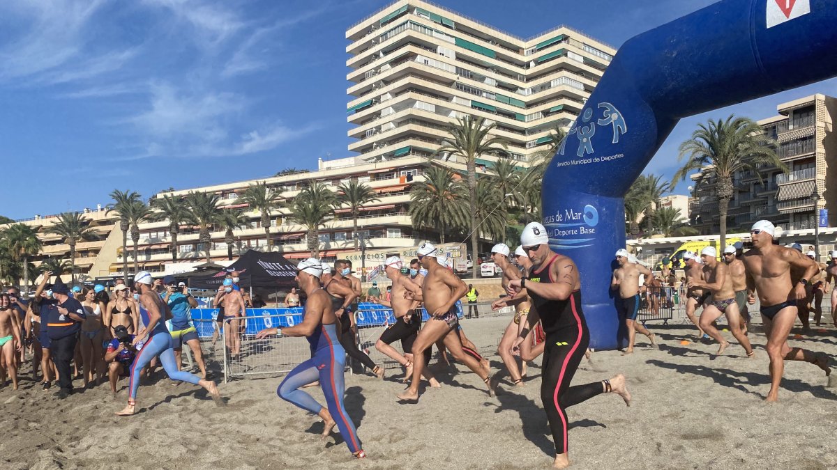 Unos 120 nadadores participarán en la Travesía a Nado “Puerto de Aguadulce” que se celebra este domingo.