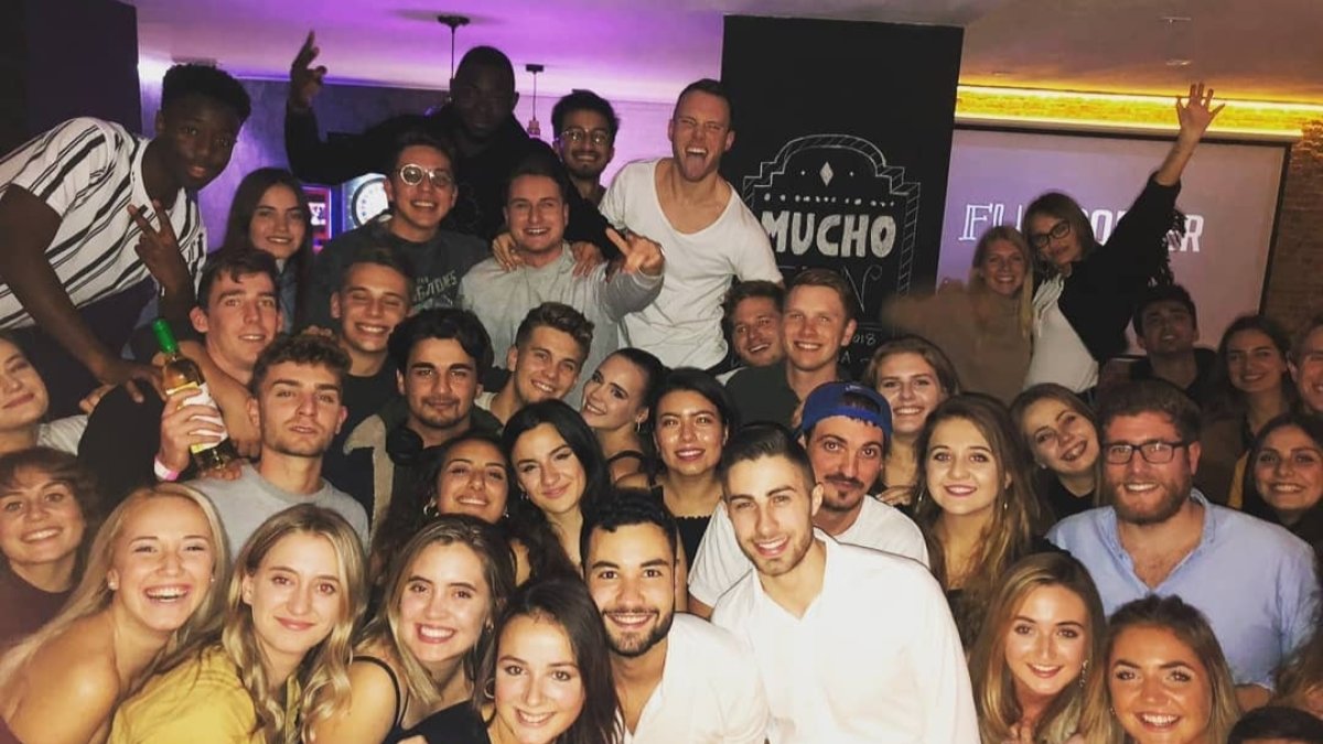 Imagen de una quedada Erasmus en un popular negocio de El Zapillo que es punto de encuentro de estudiantes extranjeros.