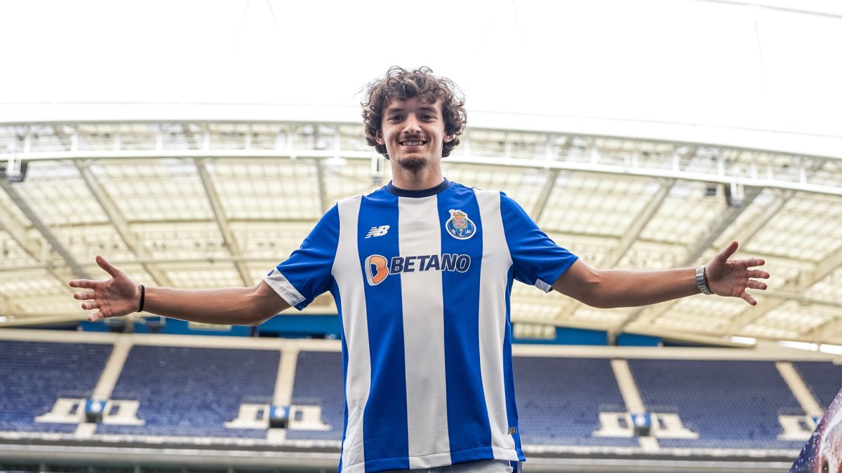 El joven jugador de 21 años buscará minutos en el filial del Oporto.