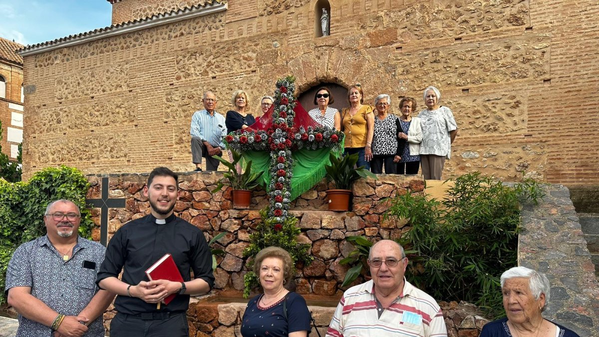 Manuel Piedra, junto a un grupo de fieles en Laujar.