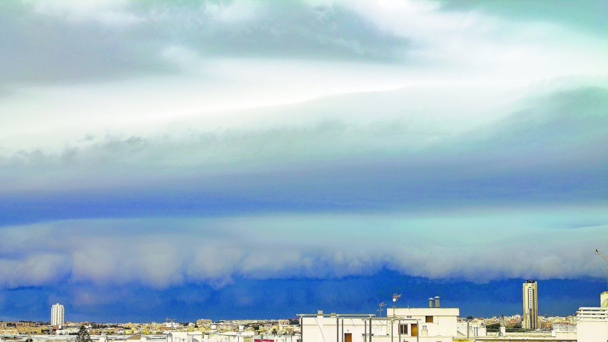 La presencia de nubes cargadas de agua será frecuente en la provincia a lo largo del fin de semana.  Foto de Josemi García.