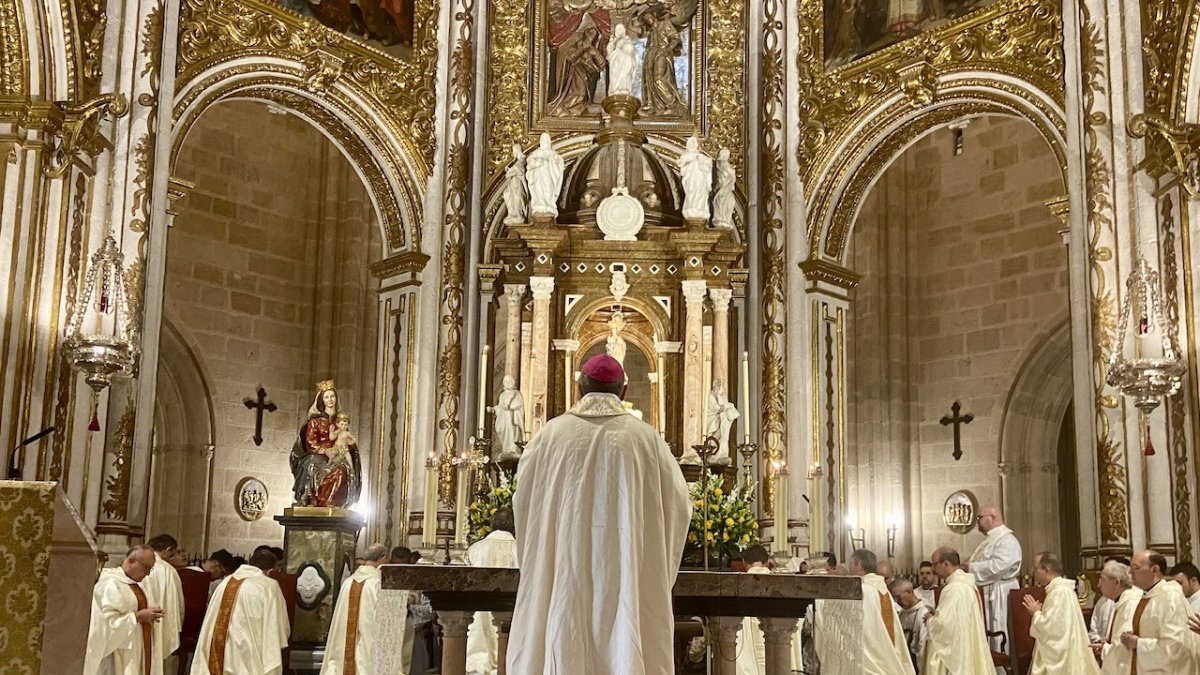 El nuevo sacerdote y el nuevo diácono, postrados en el altar.