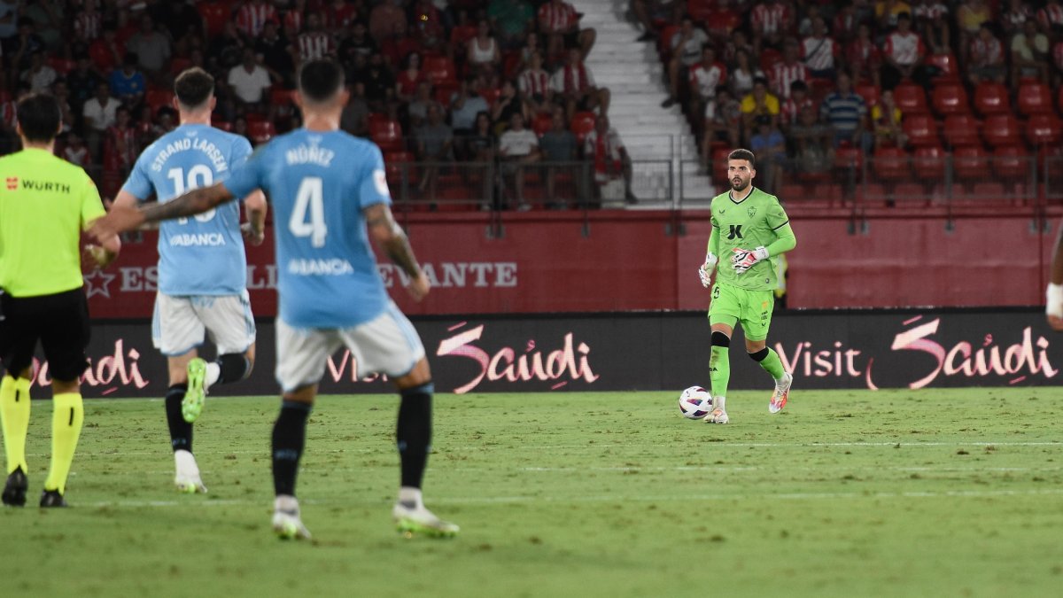 Luis Maximiano debió salir en el primer gol pero hizo una gran segunda parte.