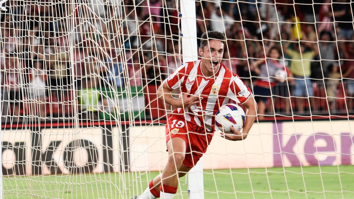 Sergio Arribas celebrando el gol que le daba el empate momentáneo al Almería.