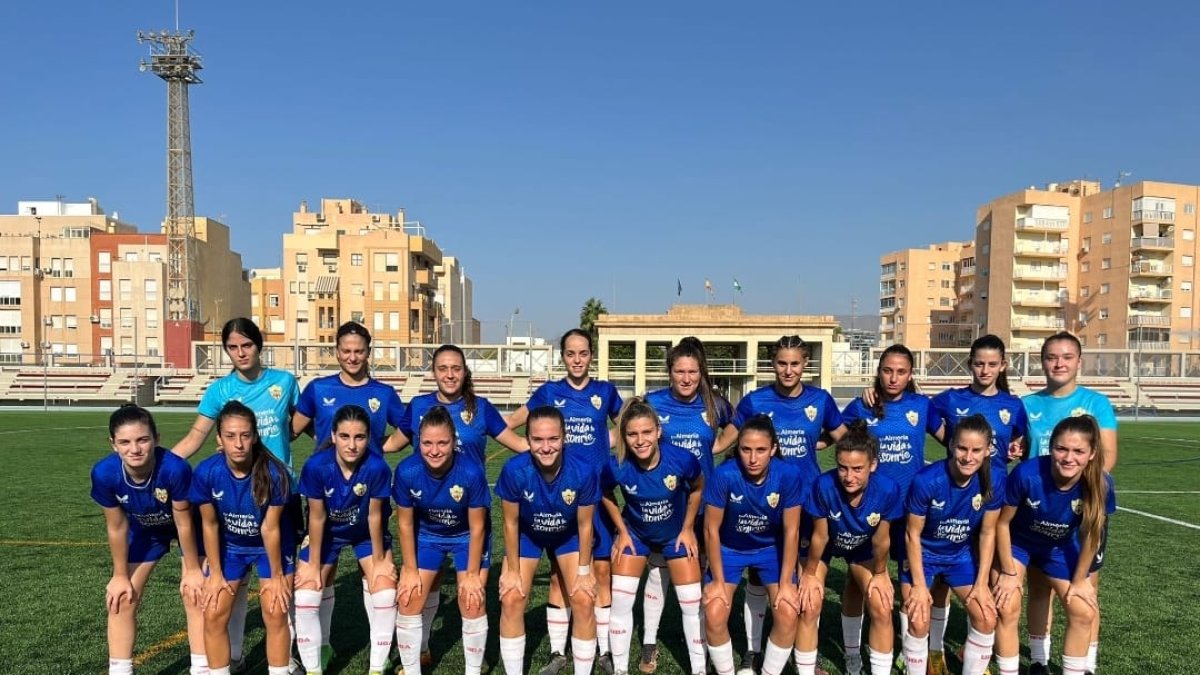Foto de familia de la plantilla del Almería Femenino 23-24.