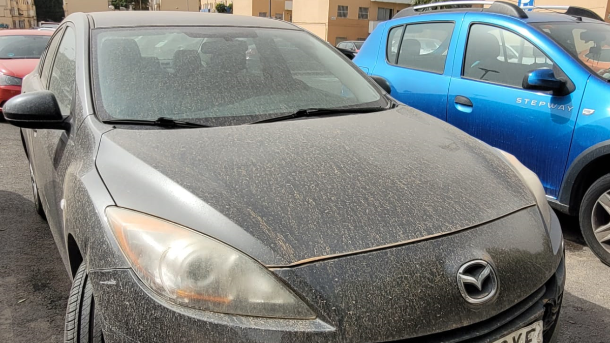 La lluvia y la calima se han dejado notar en la capital.