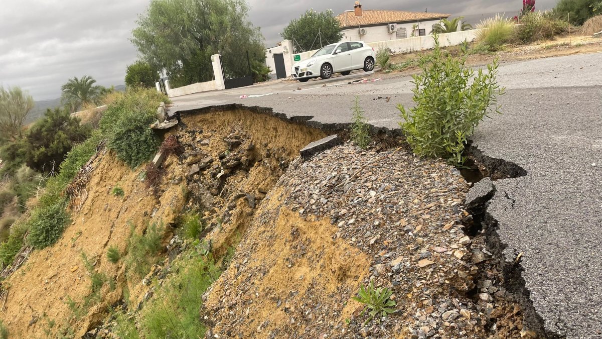 Imagenes de la carretera desprendida en la zona de Los Llanos del Peral.