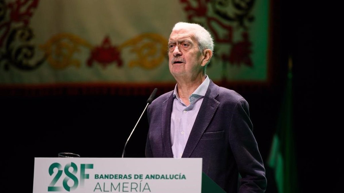 El profesor Hermelindo Castro recibe la Bandera de Andalucía en Almería por su especial trayectoria en defensa del Medio Ambiente.