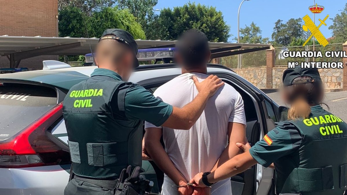Dos agentes de la Guardia Civil con el varón detenido.