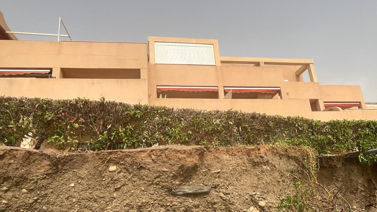 Imagen que muestra donde golpea el mar y su proximidad con las viviendas.