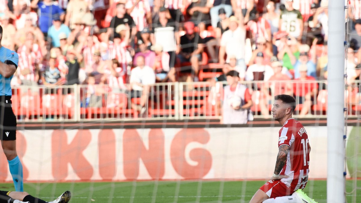Embarba de rodillas en el partido ante el Rayo de Francisco en la primera jornada del curso esta temporada.