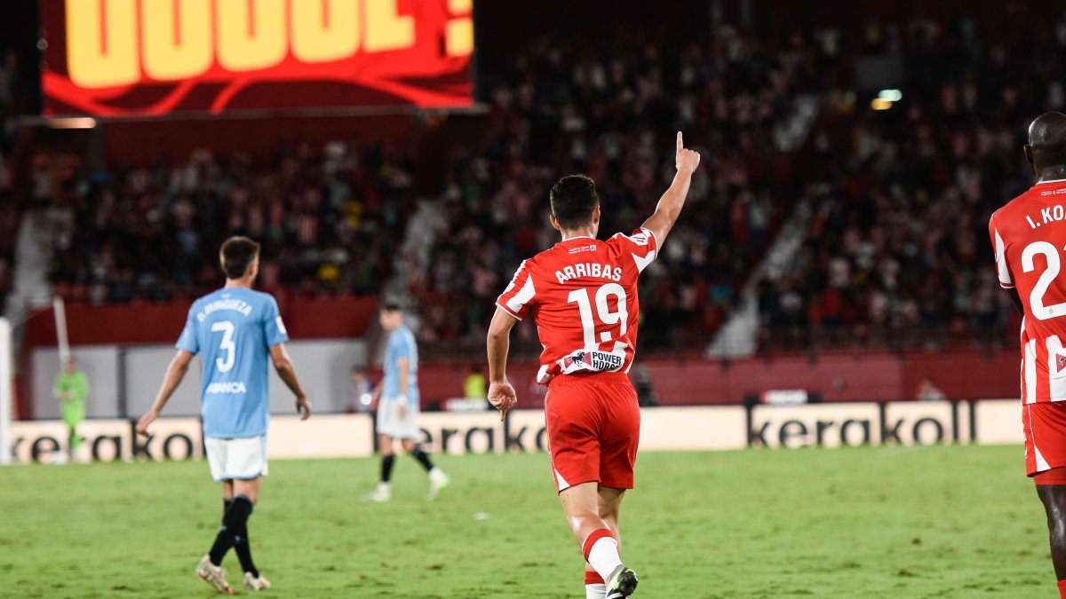 Arribas levanta el brazo al cielo celebrando su gol al Celta.