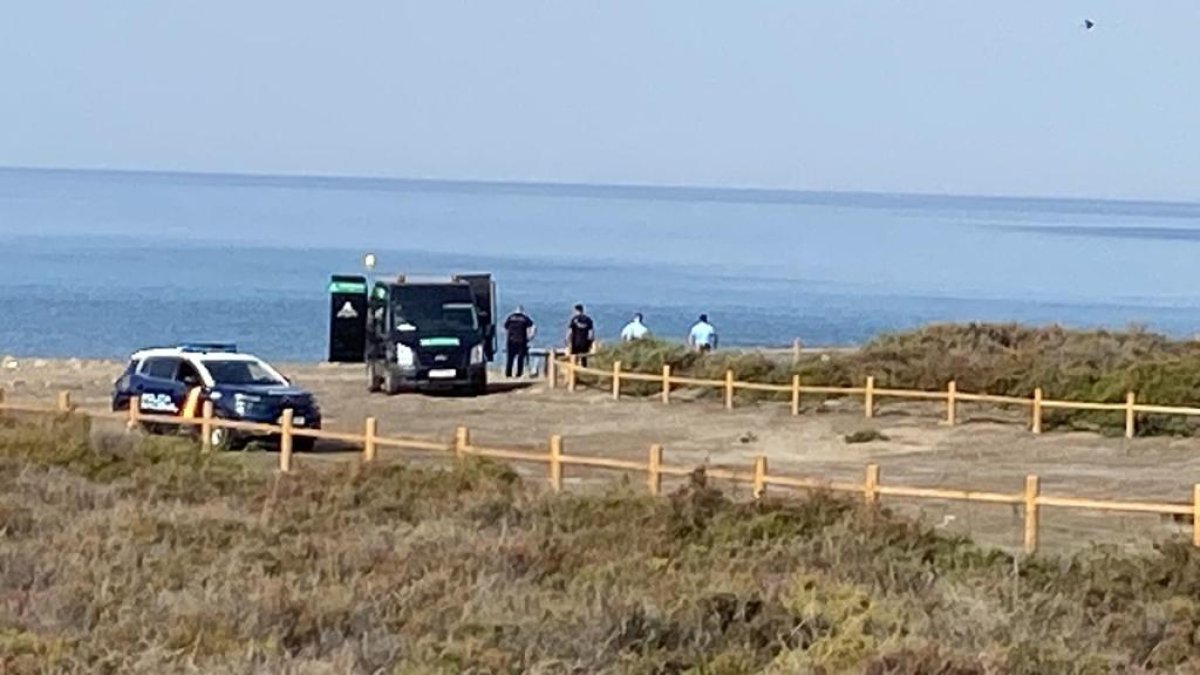 Agentes y furgón de la funeraria