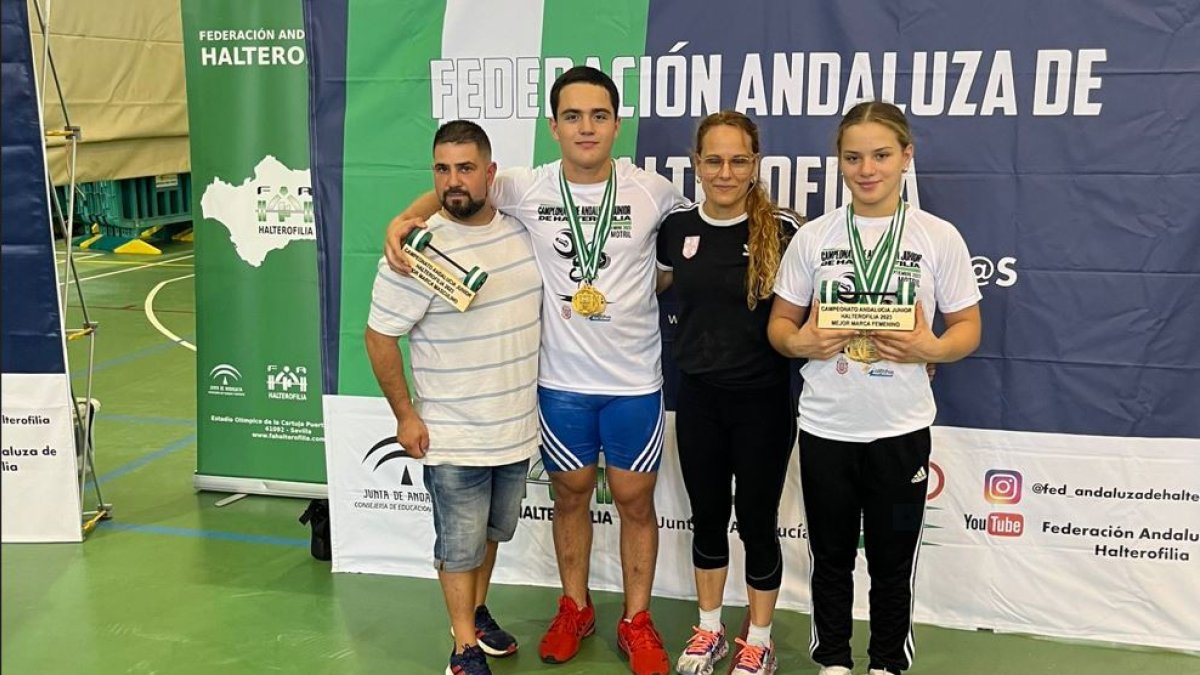 Emilio José Guirado con los campeones y Abigail Guerrero.