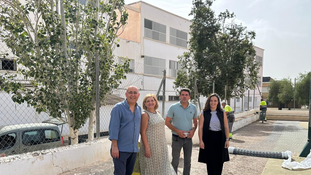 Autoridades en uno de los centros educativos.
