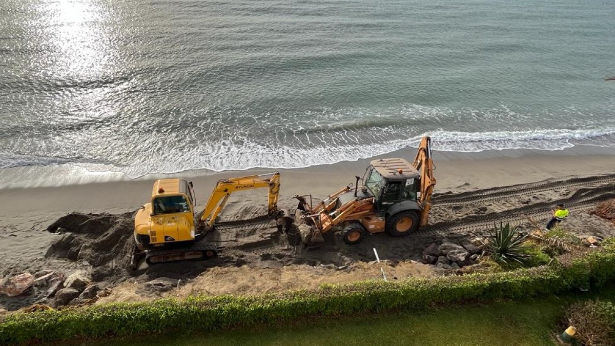 Maquinaria esta semana en la zona afectada de la playa veratense.